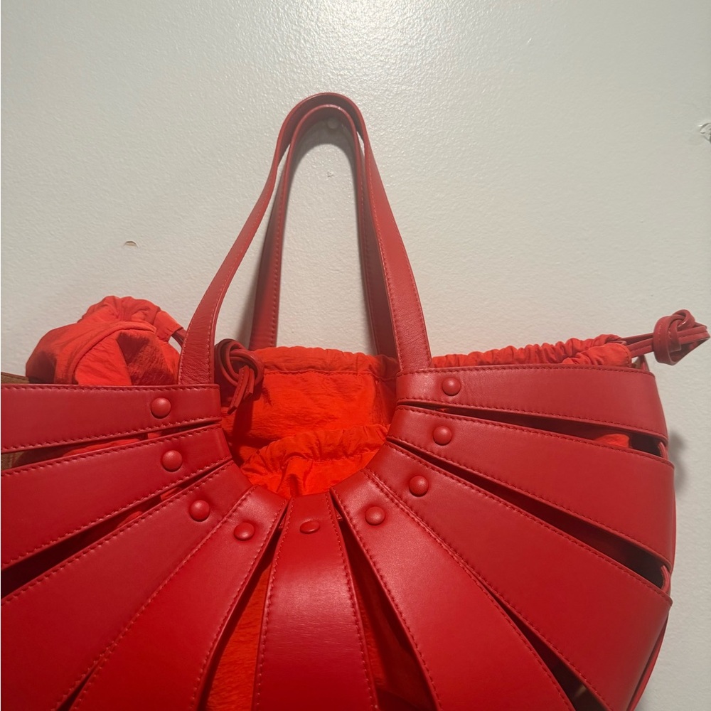 New - Bottega Veneta
Chili Tomato Calfskin Leather Large Shell Bag - Picture 13 of 17